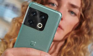 OnePlus - Nainen surffaa sosiaalisessa mediassa OnePlus Pro 10 -puhelintaan