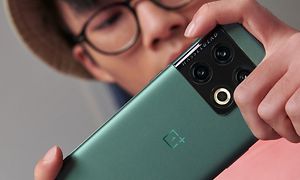 OnePlus - Henkilö pelaa peliä latauksessa olevalla OnePlus Pro 10 -puhelimellaan