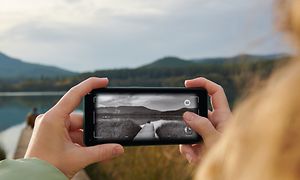 OnePlus - Tyttö ottaa kuvaa järvestä puhelimellaan