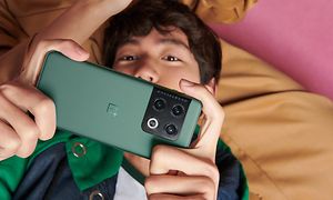 OnePlus - Henkilö pelaa peliä OnePlus Pro 10 -puhelimellaan