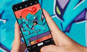 OnePlus - Henkilö ottaa kuvaa graffitista puhelimellaan