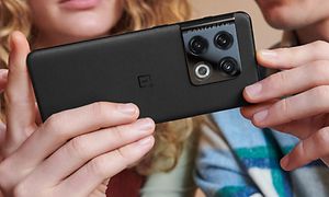 OnePlus - Mies ja nainen katsovat yhdessä OnePlus Pro 10 -puhelinta