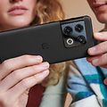 OnePlus - Mies ja nainen katsovat yhdessä OnePlus Pro 10 -puhelinta