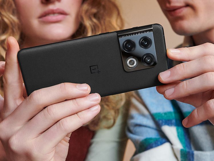 OnePlus - Mies ja nainen katsovat yhdessä OnePlus Pro 10 -puhelinta