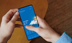 OnePlus - Henkilö katsoo säätiedotusta OnePlus Pro 10 -puhelimesta