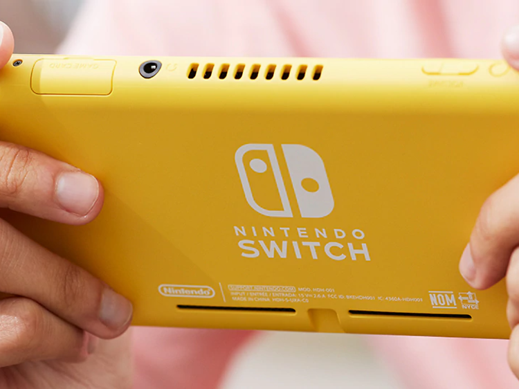 Keltainen kannettava Nintendo Switch Lite -pelikonsoli