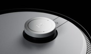 SDA - Ecovacs - Lähikuva Deebot X1 -puhdistusrobotin käynnistyspainikkeesta