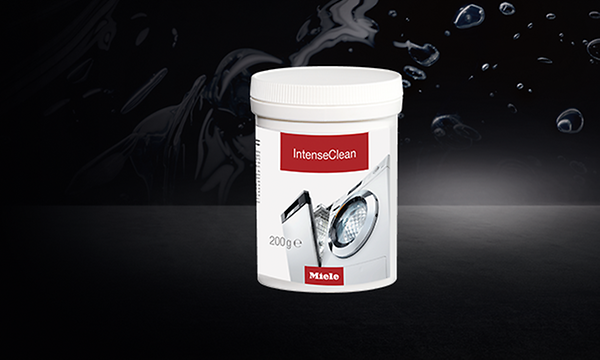 IntenseClean-pesuainepurkki mustalla taustalla