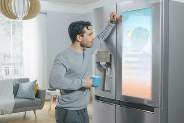 Mies katsoo jääkaapin näyttöä