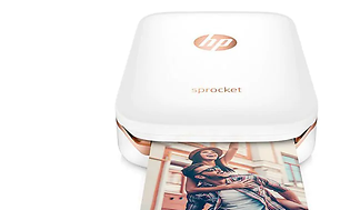 HP Sprocket -tulostin tulostaa valokuvaa, jossa on kaksi henkilöä