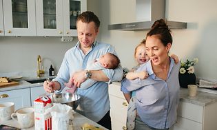MDA - Jääkaapit - Perhe laittaa ruokaa yhdessä keittiössä