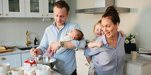 MDA - Jääkaapit - Perhe laittaa ruokaa yhdessä keittiössä