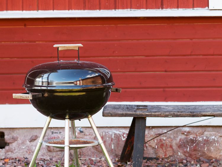 Grilli punaisen talon edessä