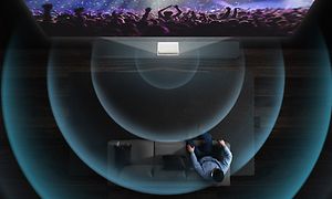 Projektori näyttää konserttia pimeässä huoneessa