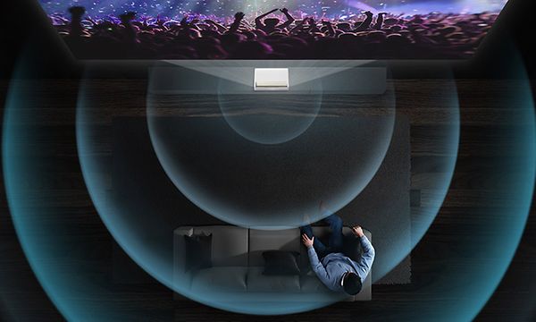 Projektori näyttää konserttia pimeässä huoneessa