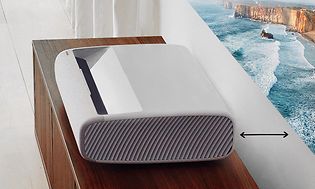 Samsung-The-Premiere7T -projektori seinän vieressä