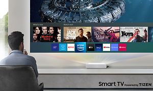 Smart TV -sisältöä projisoituna
