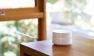 Google Wi-Fi järjestelmä hyllyn päällä