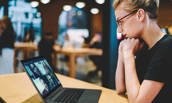 Nainen osallistuu videotapaamiseen kahvilassa Lenovo Flex 5: n avulla