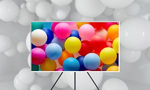Samsung-TV-Jalustalla olevan The Frame 2021 -TV:n näytöllä ilmapalloja