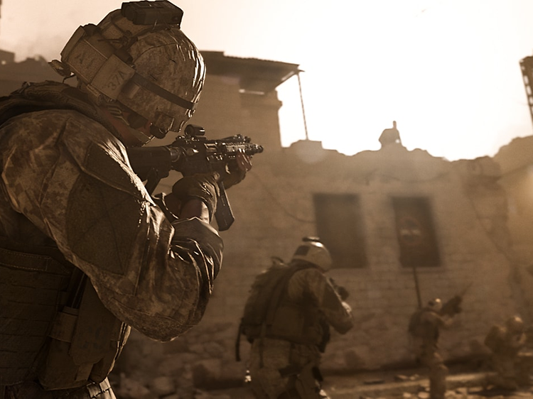 Visuaalinen kuvakaappaus Call of Dutysta - pelaaja tähtää viholliseen katolla