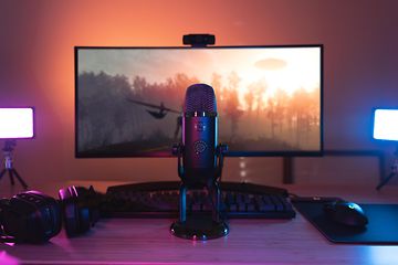 Blue Yeti X -mikrofoni pöydällä