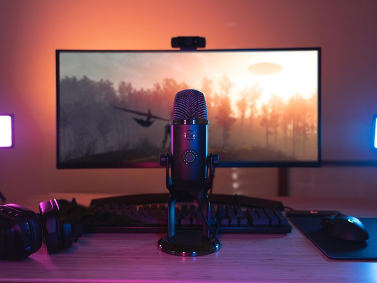 Blue Yeti X -mikrofoni pöydällä