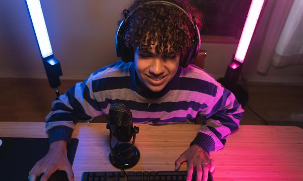 Poika ja Blue Yeti X -mikrofoni