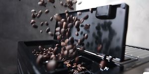 DeLonghi-kahvikone ja kahvipapuja