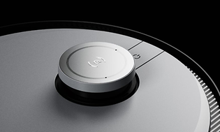 Lähikuva Ecovacs Deebot X1 Plus -robotti-imurista mustalla taustalla