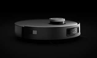 Yksityiskohtainen kuva Ecovacs Deebot X1 Plus -robotti-imurin kamerasta mustalla taustalla