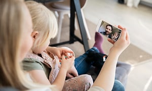 Telecom - 5G - Nainen ja hänen tyttärensä puhuvat isälle videopuhelussa