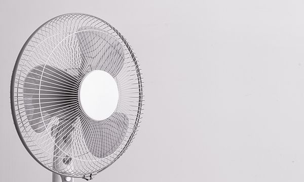 Teräksen värinen tuuletin