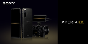 Sony Xperia Pro kuvattuna edestä ja takaa järjestelmäkameran vieressä