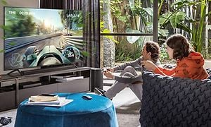 Mies ja nainen pelaavat Samsung-televisiolla, johon on synkronisoitu soundbar