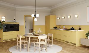 Yellow Epoq Trend Mellow -keittiö, jossa laminaattitaso, integroitu uuni ja kahvinkeitin, ruokapöytä ja tuolit