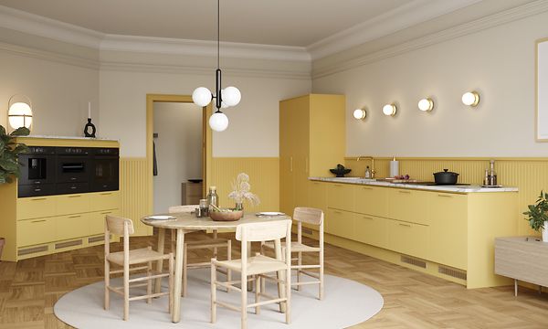 Yellow Epoq Trend Mellow -keittiö, jossa laminaattitaso, integroitu uuni ja kahvinkeitin, ruokapöytä ja tuolit