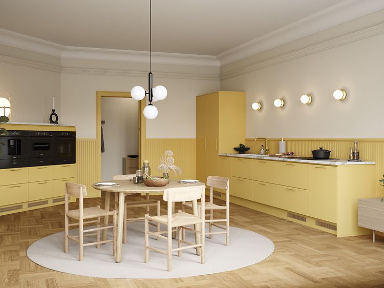 Yellow Epoq Trend Mellow -keittiö, jossa laminaattitaso, integroitu uuni ja kahvinkeitin, ruokapöytä ja tuolit