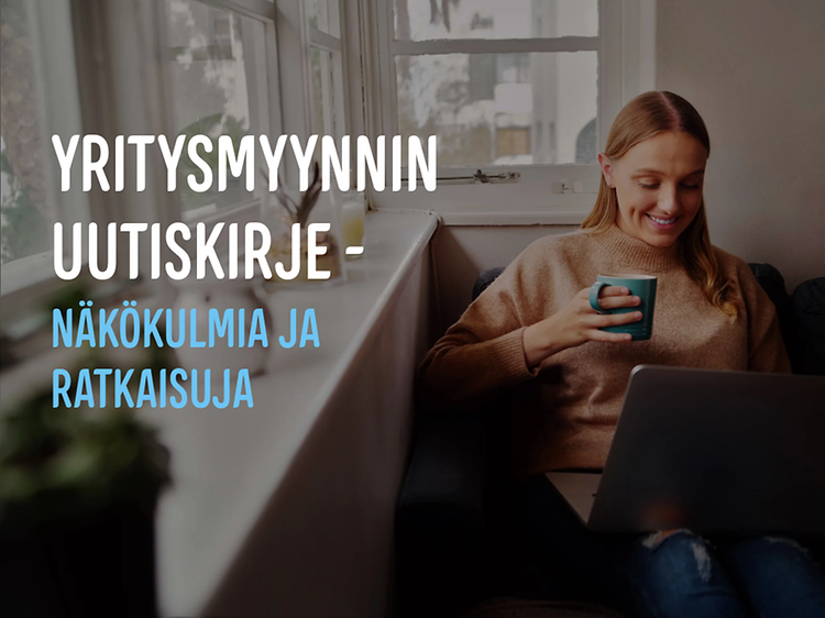 Nainen sohvalla hymyillen kahvikuppi kädessä ja läppäri sylissä ja gigantin wing sekä teksti uutiskirjeestä