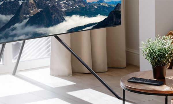 Samsung-QLED TV, jossa on jalat