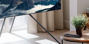 Samsung-QLED TV, jossa on jalat