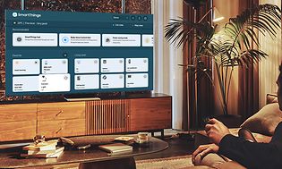 Samsung-QLED TV, jossa SmartThings -sovellus, olohuoneessa