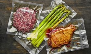 Lihaa ja vihanneksia tyhjiöpakkauksessa