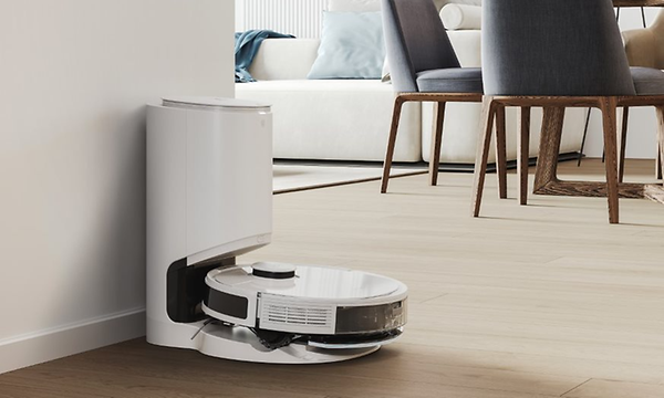 Ecovacs DEEBOT-N8 plus robotti-imuri latautuu telakointiasemassaan ruokailutilan vieressä