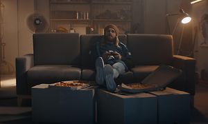 Mies pelaa videopeliä kellarissa