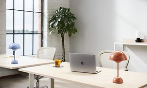 Apple MacBook toimiston vaalealla työpöydällä