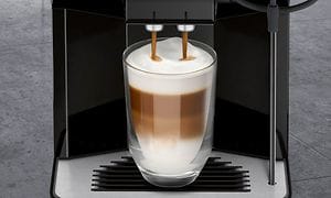 Siemens-kahvikoneesta tulee kahvia ja vaahdotettua maitoa lasiin