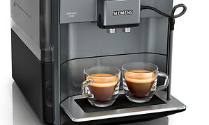 Kaksi kupillista espressoa Siemens coffee machine EQ. 6 Plus S100 -kahvikoneessa