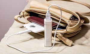 Ohut powerbank lataa käsilauussa olevaa älypuhelinta