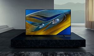 Sony-TV-A80J -televisio olohuoneessa